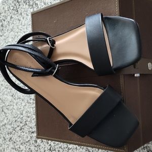 Woman's sandles Size 6 Color Black small heels